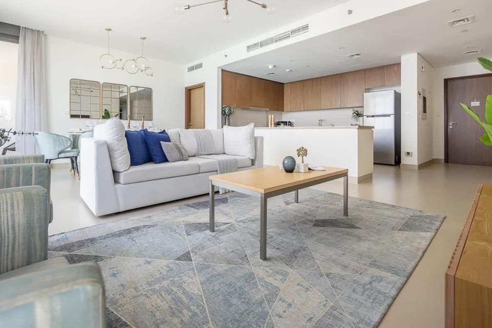 Frank Porter - 5242 EMAAR Tower Apartment in Dubai