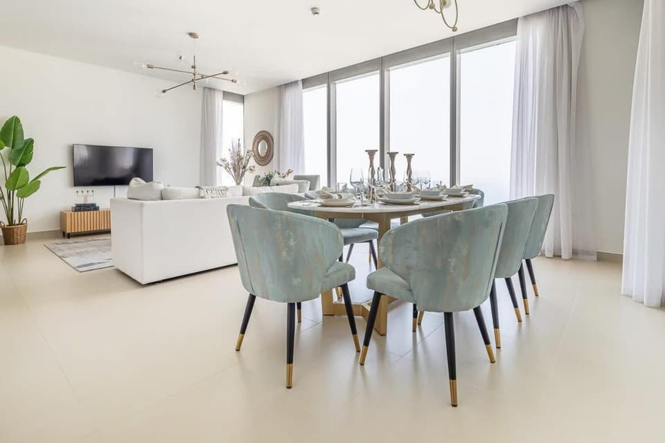 Frank Porter - 5242 EMAAR Tower Apartment in Dubai