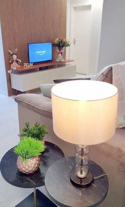 Apartamento CONFORTO CLIMATIZADO prox do SHOPPING NAÇÕES prox ABBA Church - cozinha completa - Ar condicionado - WiFi - Smart Tv 32' - Youtube e Apps - estacionamento privado - Portaria 24h - Acomoda até 8 pessoas - Anfitriã SuperHost no BNB 5 Estrelas Apartment in State of Santa Catarina