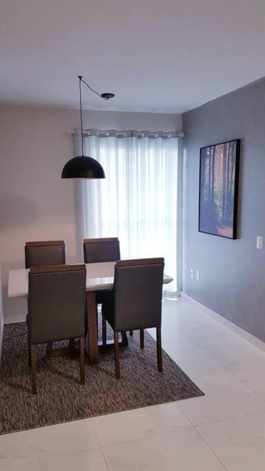 Apartamento CONFORTO CLIMATIZADO prox do SHOPPING NAÇÕES prox ABBA Church - cozinha completa - Ar condicionado - WiFi - Smart Tv 32' - Youtube e Apps - estacionamento privado - Portaria 24h - Acomoda até 8 pessoas - Anfitriã SuperHost no BNB 5 Estrelas Apartment in State of Santa Catarina