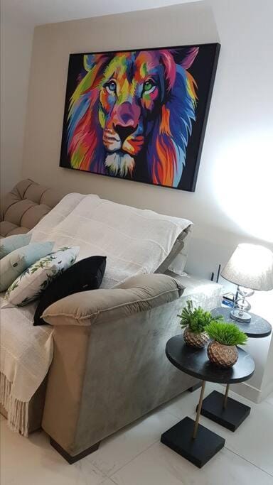 Apartamento CONFORTO CLIMATIZADO prox do SHOPPING NAÇÕES prox ABBA Church - cozinha completa - Ar condicionado - WiFi - Smart Tv 32' - Youtube e Apps - estacionamento privado - Portaria 24h - Acomoda até 8 pessoas - Anfitriã SuperHost no BNB 5 Estrelas Apartment in State of Santa Catarina