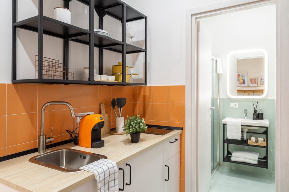 Coffee/tea facilities, Kitchen or kitchenette, Dining area, Communal kitchen