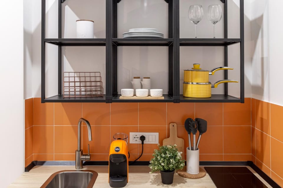 Coffee/tea facilities, Kitchen or kitchenette, Dining area, Communal kitchen