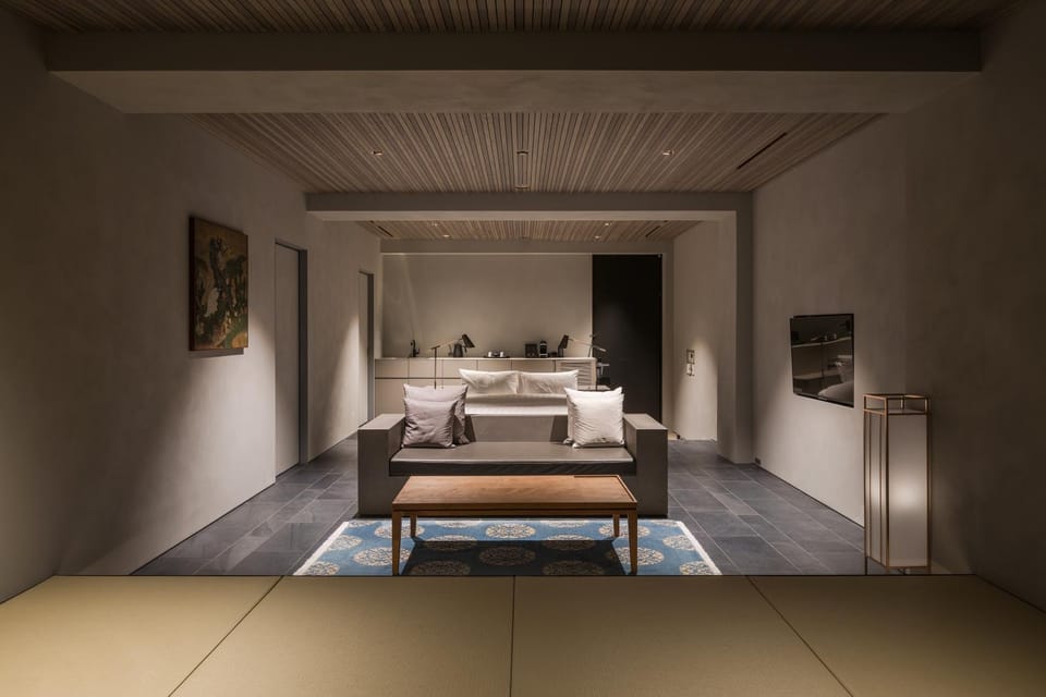 Photo of the whole room, River view
