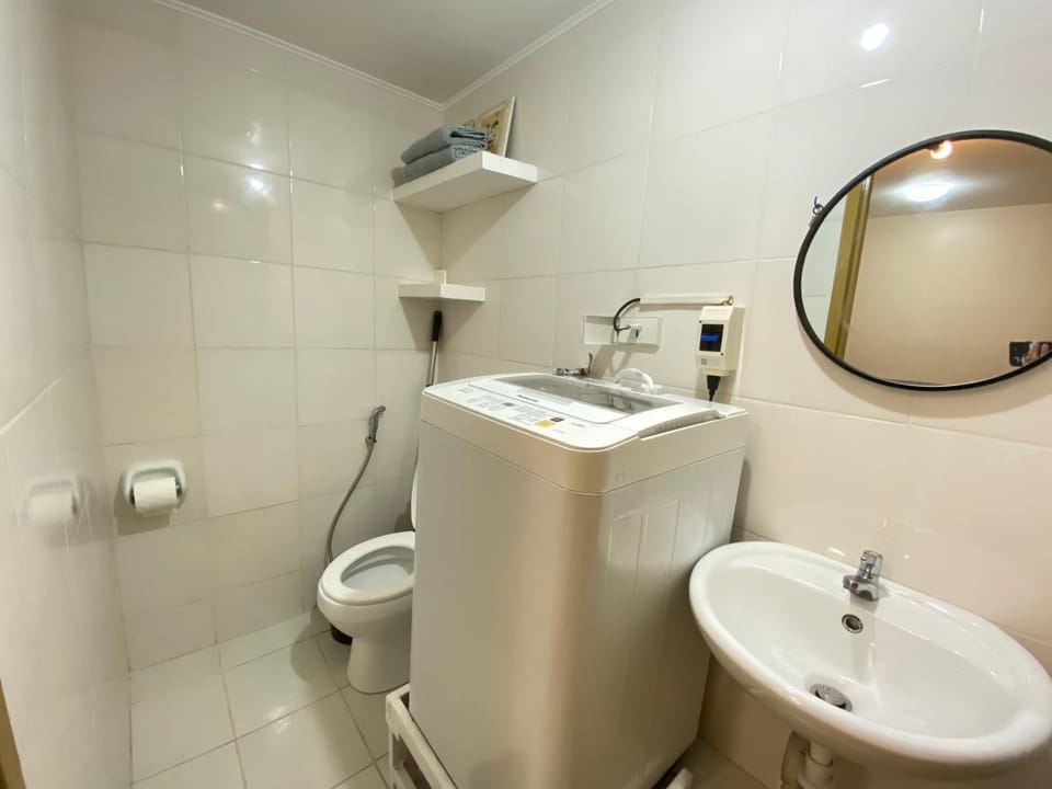 Shower, Toilet, Bathroom, towels, washing machine
