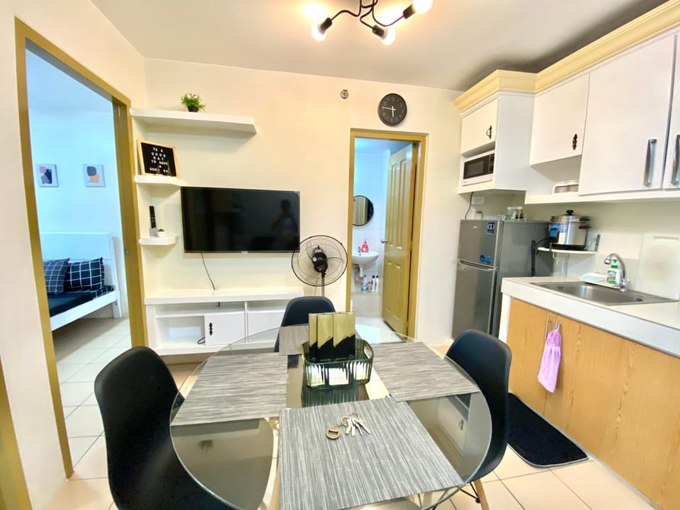 Kitchen or kitchenette, Living room, Seating area, Dining area, minibar
