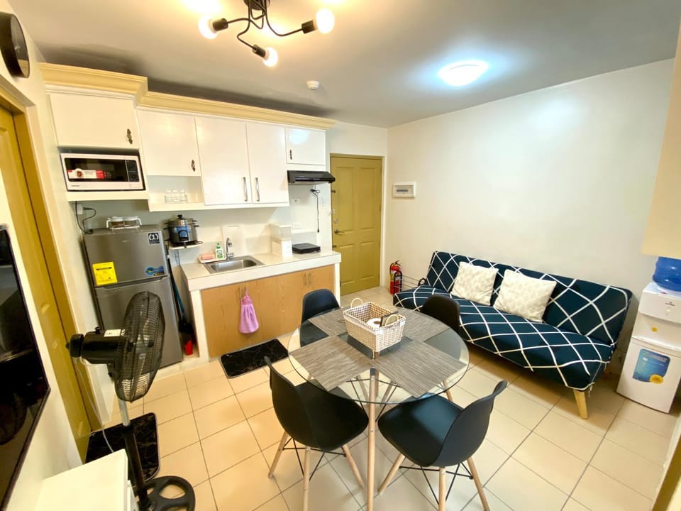 Coffee/tea facilities, Kitchen or kitchenette, Living room, Seating area, Dining area, dishwasher, fireplace, minibar, stove