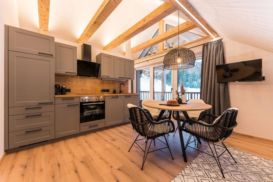 Kitchen or kitchenette, Seating area, Dining area