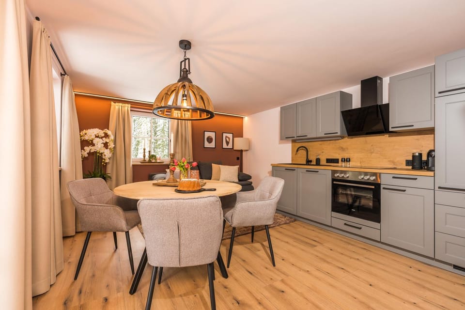 Kitchen or kitchenette, Living room, Seating area, Dining area