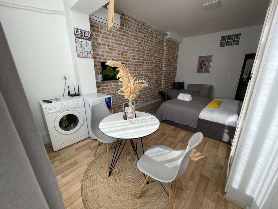 Bed, Photo of the whole room, Dining area, washing machine