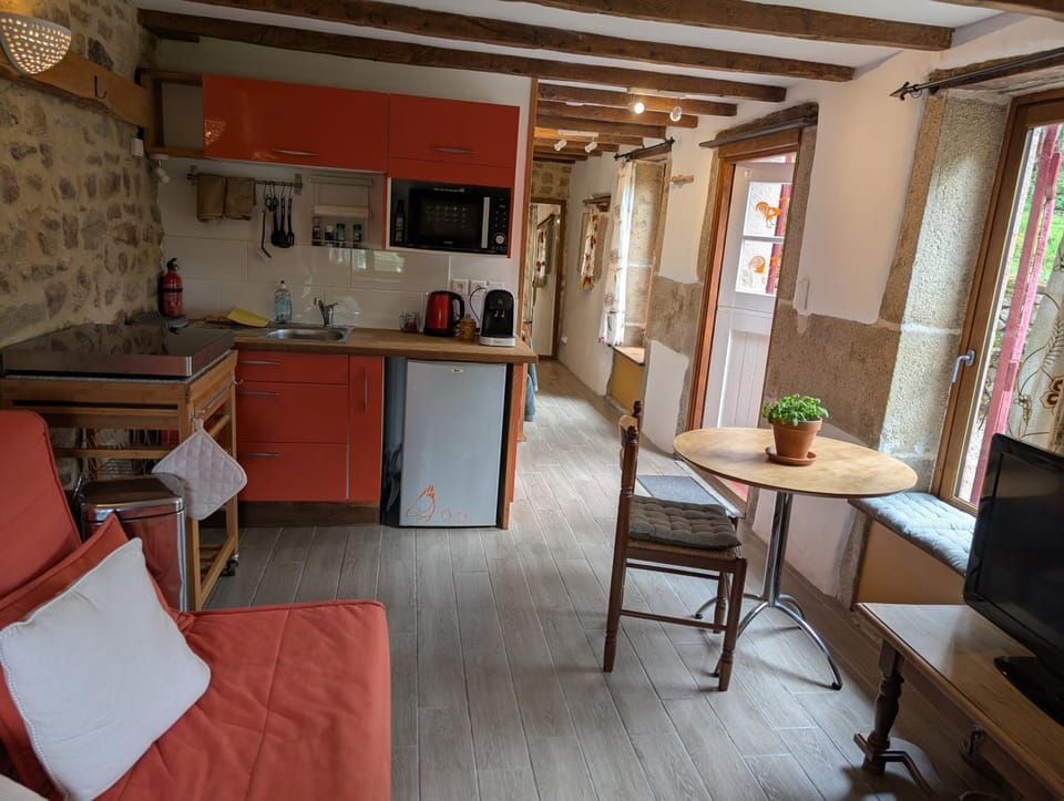 Kitchen or kitchenette, Seating area, Dining area