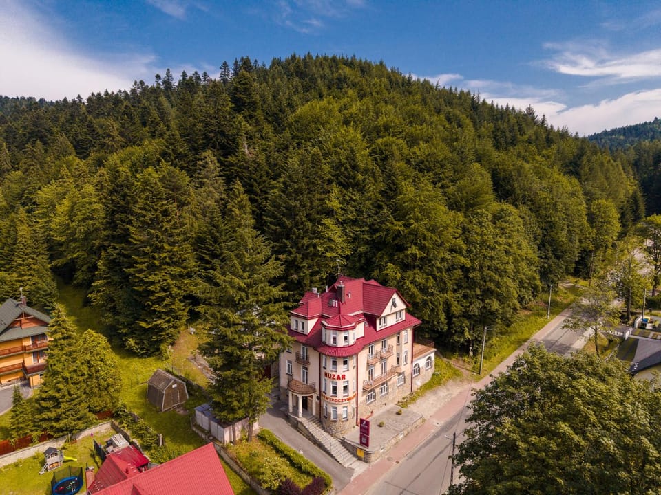 Property building, Nearby landmark, Day, Neighbourhood, Natural landscape, Bird's eye view, Mountain view