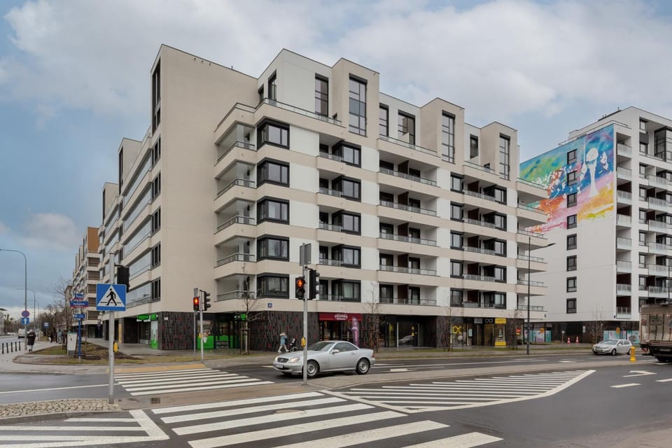 Property building, Restaurant/places to eat, Neighbourhood, On-site shops, Area and facilities, Shopping Area