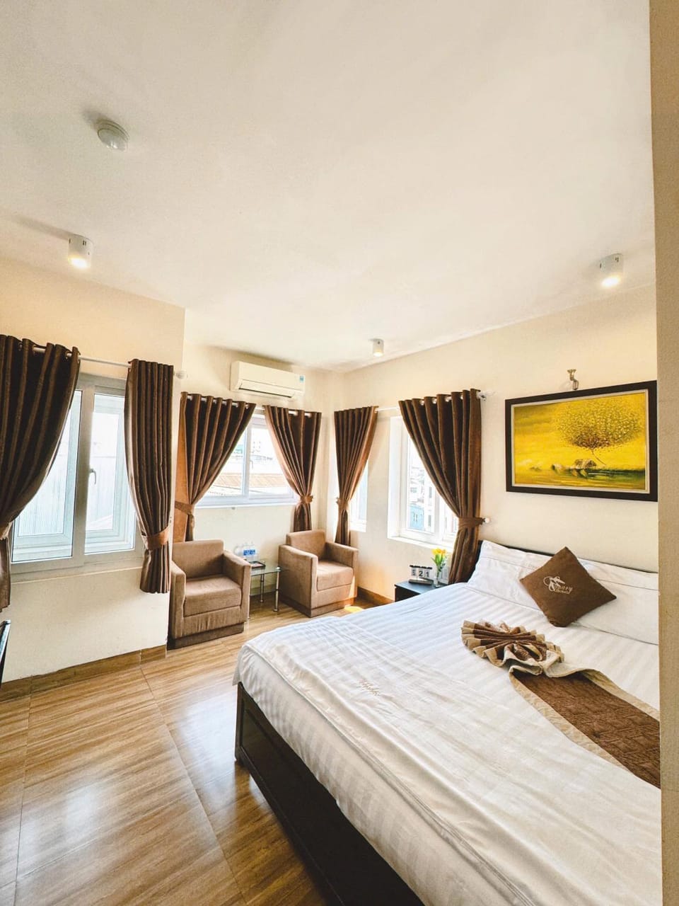 Bed, Summer, Photo of the whole room, Decorative detail, Bedroom, dryer