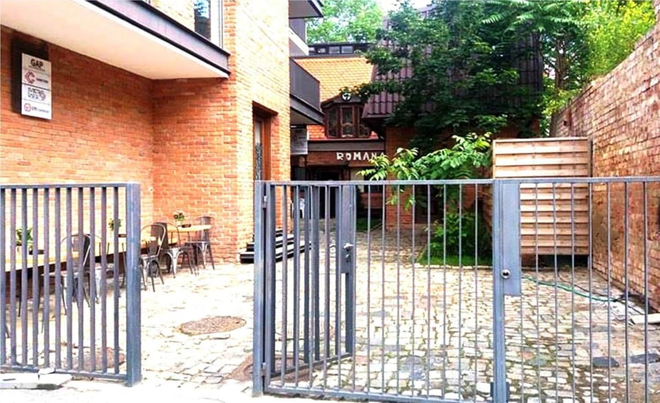 Property building, Facade/entrance, Other, Logo/Certificate/Sign, On site, Text overlay