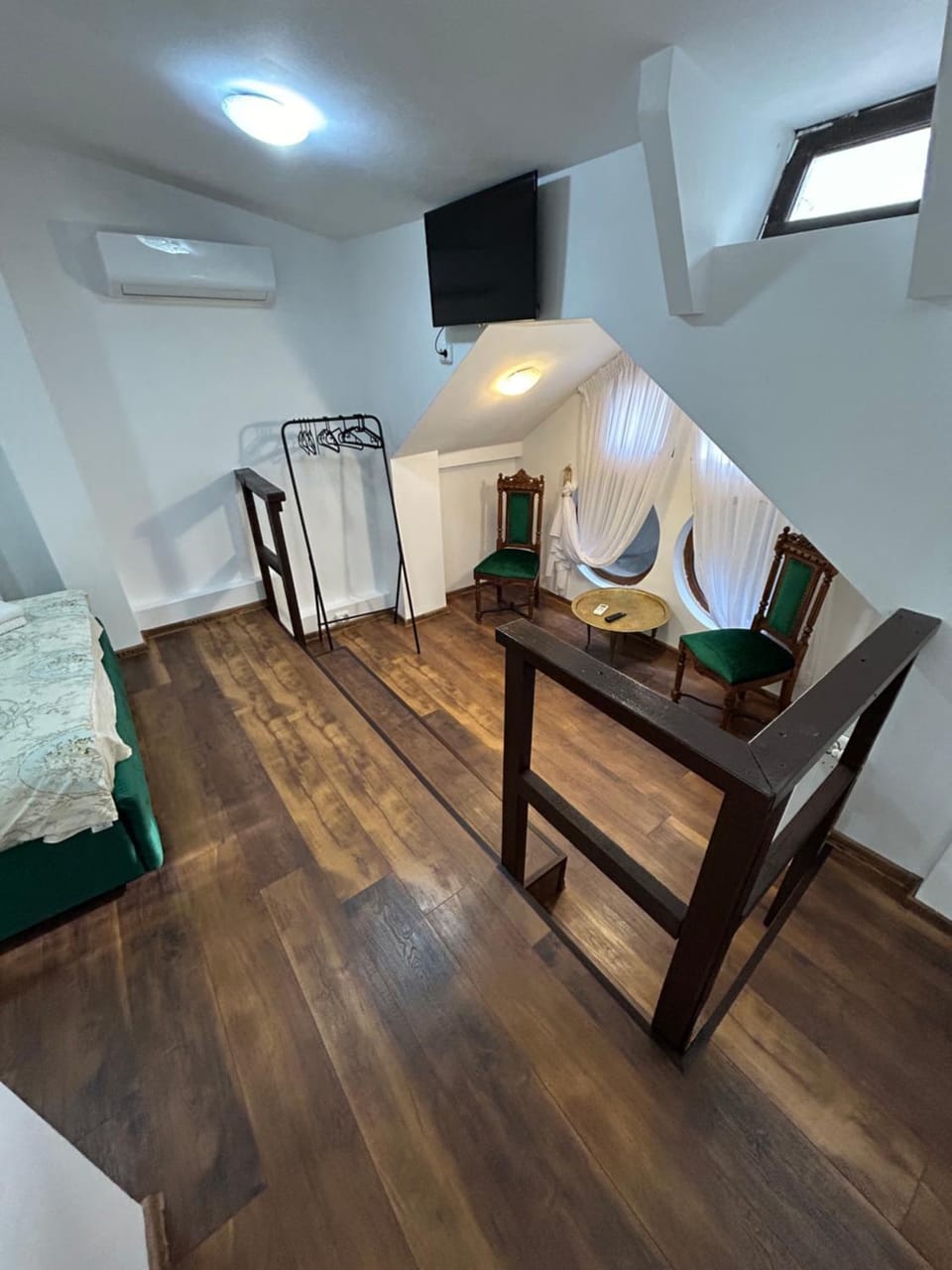 Bed, TV and multimedia, Photo of the whole room, Seating area, Bedroom, air conditioner