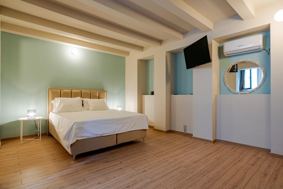 Bed, TV and multimedia, Photo of the whole room, Bedroom, air conditioner