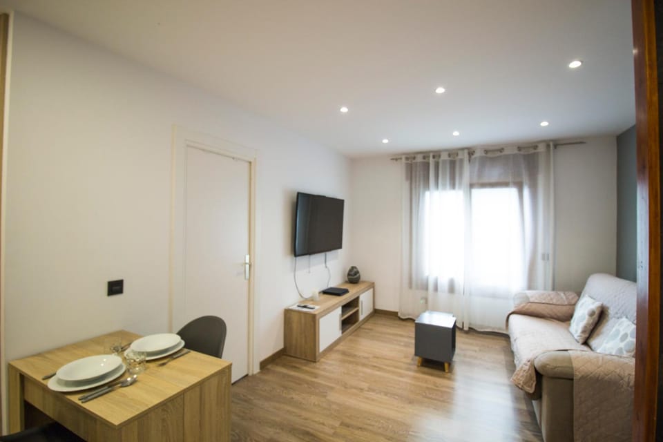 TV and multimedia, Living room, Seating area, Dining area