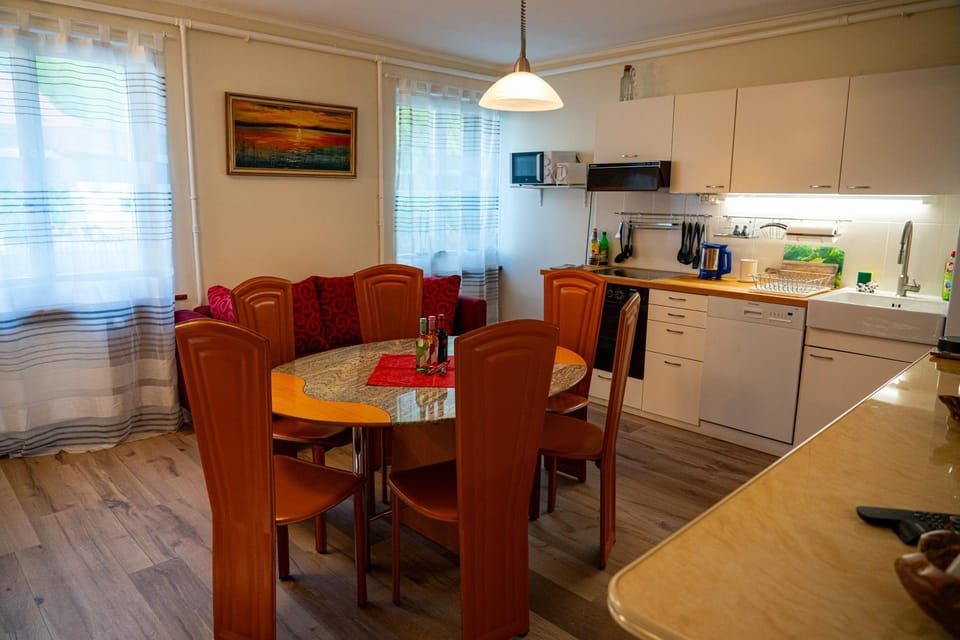 Dining area, kitchen
