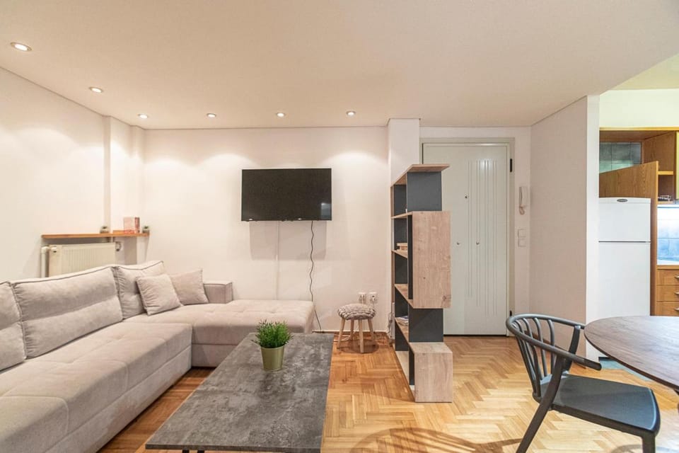 Communal lounge/ TV room, TV and multimedia, Living room, Seating area, Dining area
