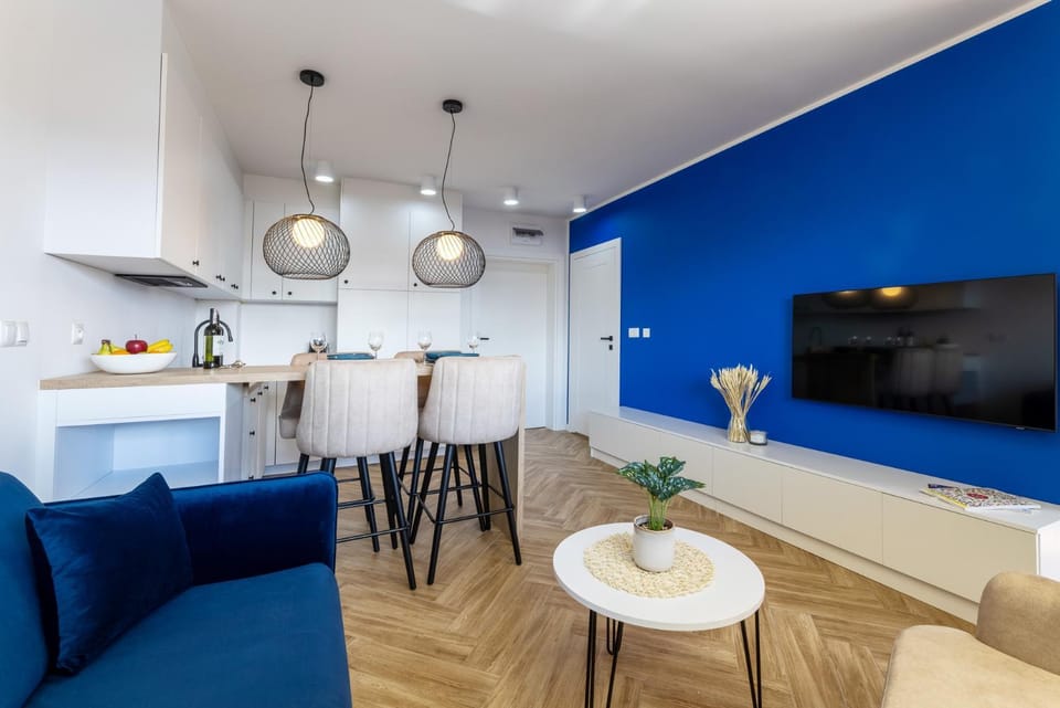 TV and multimedia, Kitchen or kitchenette, Living room, Seating area, Dining area