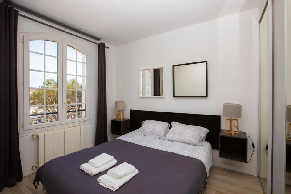 Photo of the whole room, Bedroom