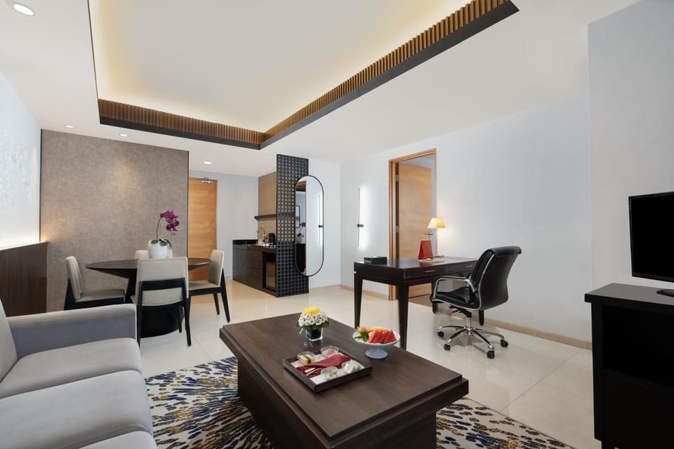 TV and multimedia, Living room, Seating area, Dining area