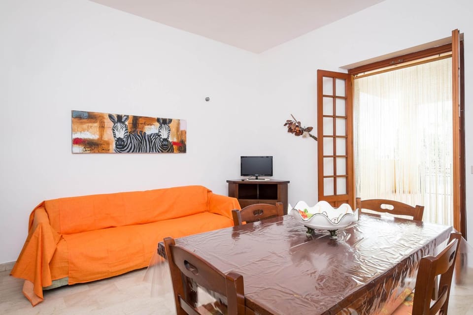 Communal lounge/ TV room, Living room, Dining area