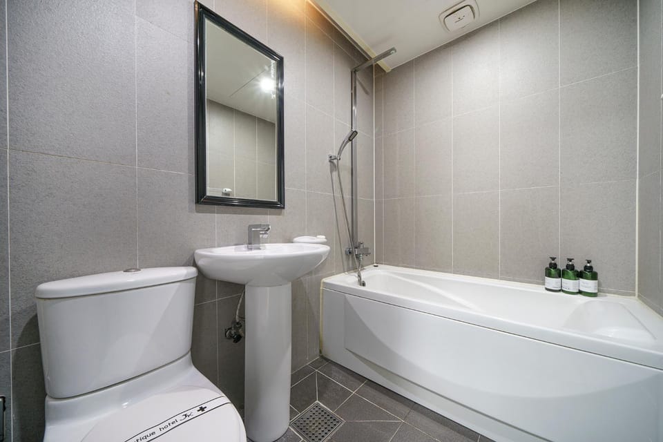 Shower, Toilet, Bathroom, Bath