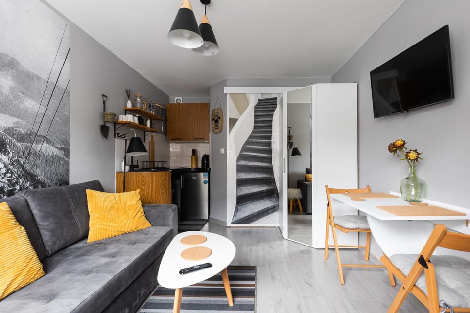 TV and multimedia, Living room, Seating area, Dining area