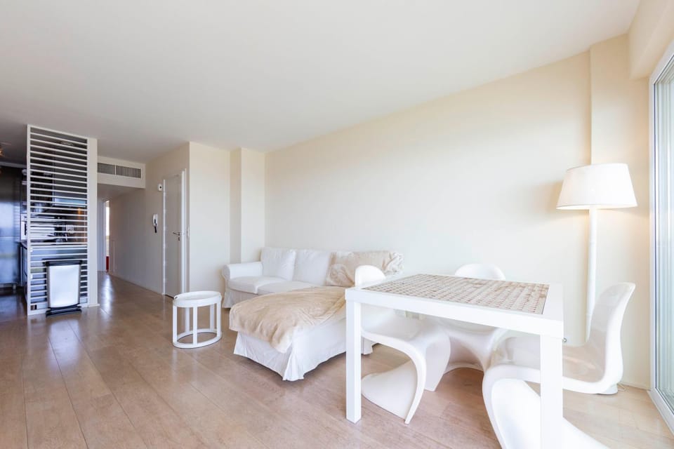 Living room, Photo of the whole room