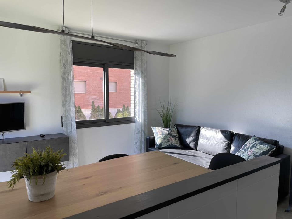 Bed, TV and multimedia, Living room, Photo of the whole room, Seating area, Bedroom
