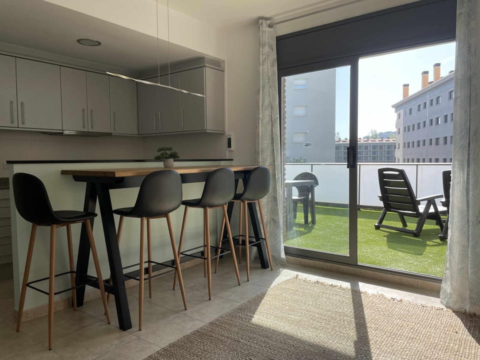 Kitchen or kitchenette, Living room, Seating area, Dining area