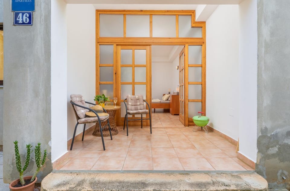 Patio, Facade/entrance