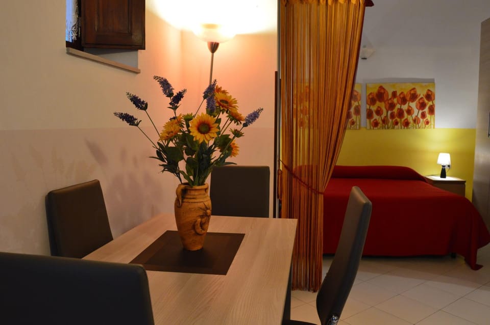 Seating area, Dining area, Bedroom