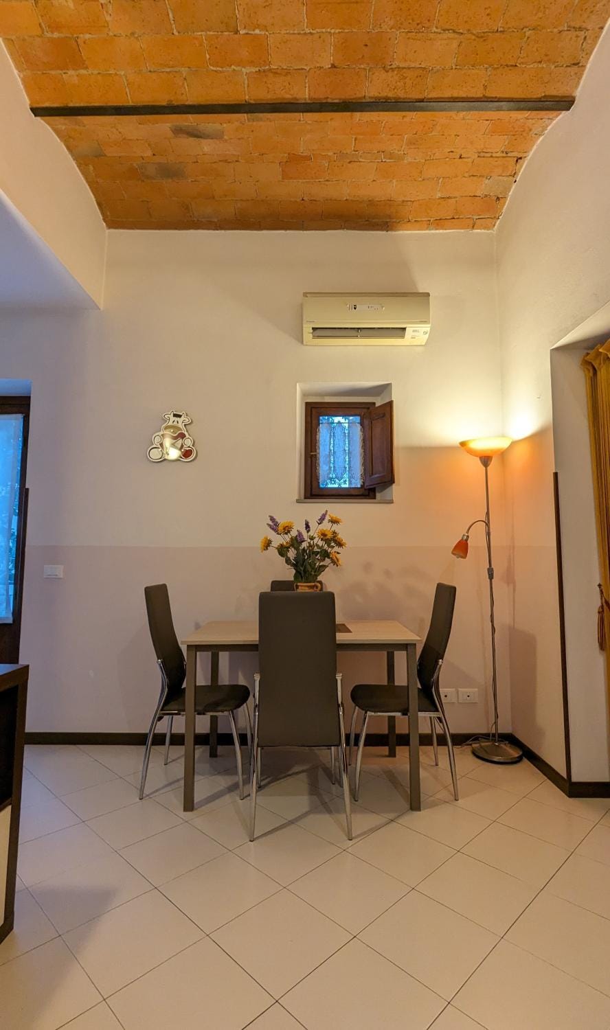 Seating area, Dining area, internet, air conditioner