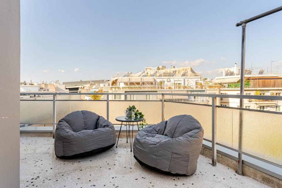 Lovely APT w/heated Jacuzzi &full Acropolis view Apartment in Athens