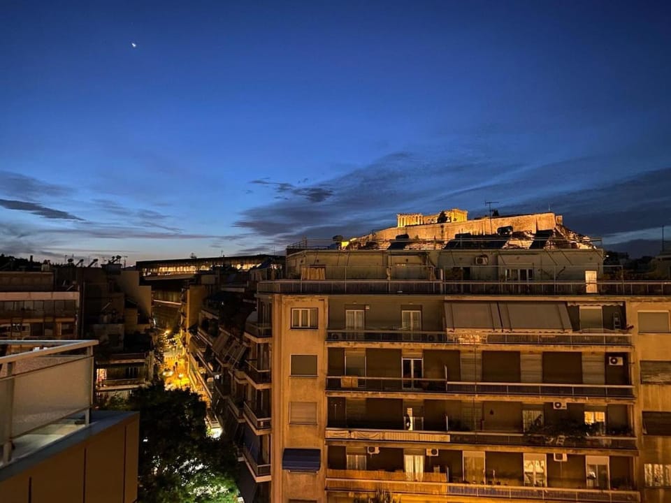 Lovely APT w/heated Jacuzzi &full Acropolis view Apartment in Athens