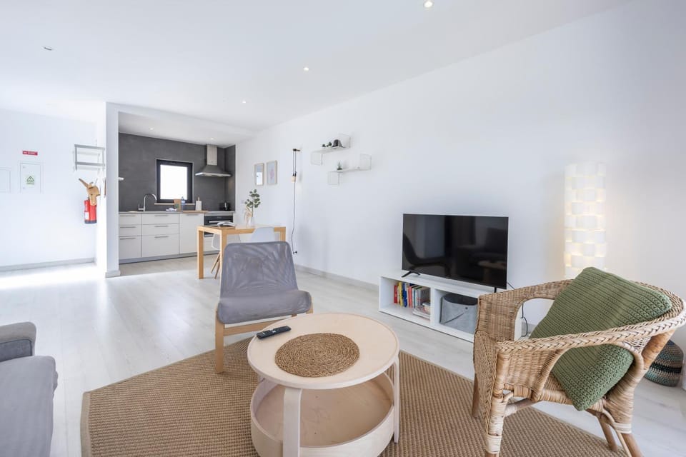 TV and multimedia, Kitchen or kitchenette, Living room, Seating area, Dining area