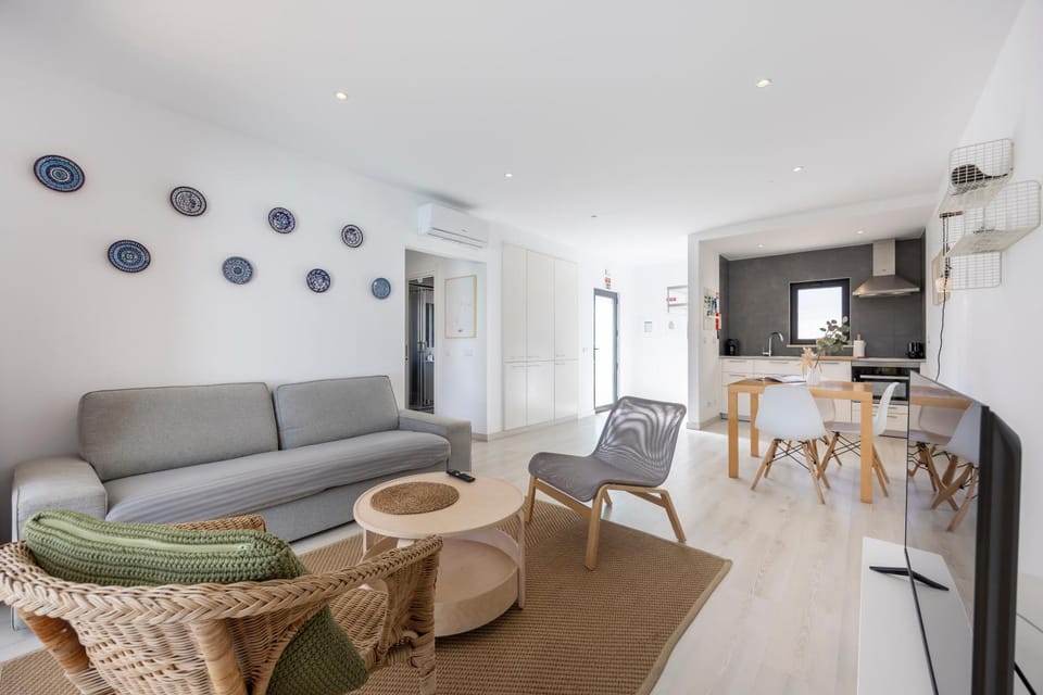 TV and multimedia, Kitchen or kitchenette, Living room, Seating area, Dining area