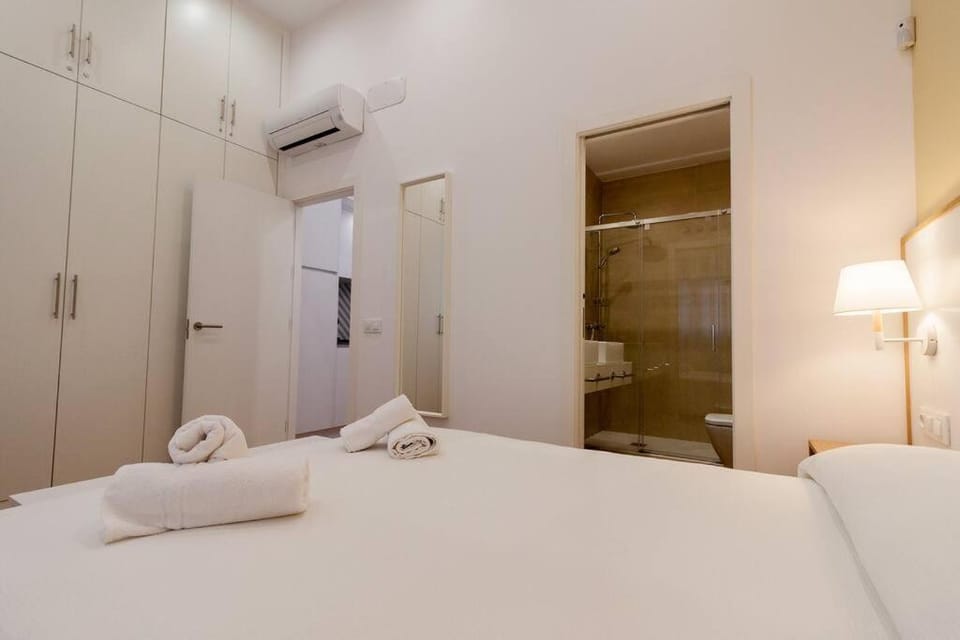 Bed, Photo of the whole room, Bedroom