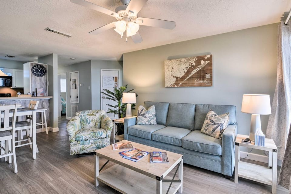 Gulf Views & Resort Perks: Walkable Galveston Gem House in Galveston Island