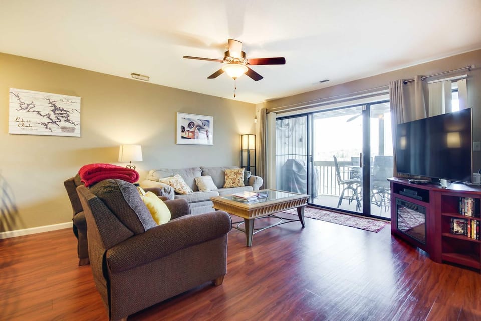 3 Pools! Lake-View Family Condo in Osage Beach House in Osage Beach