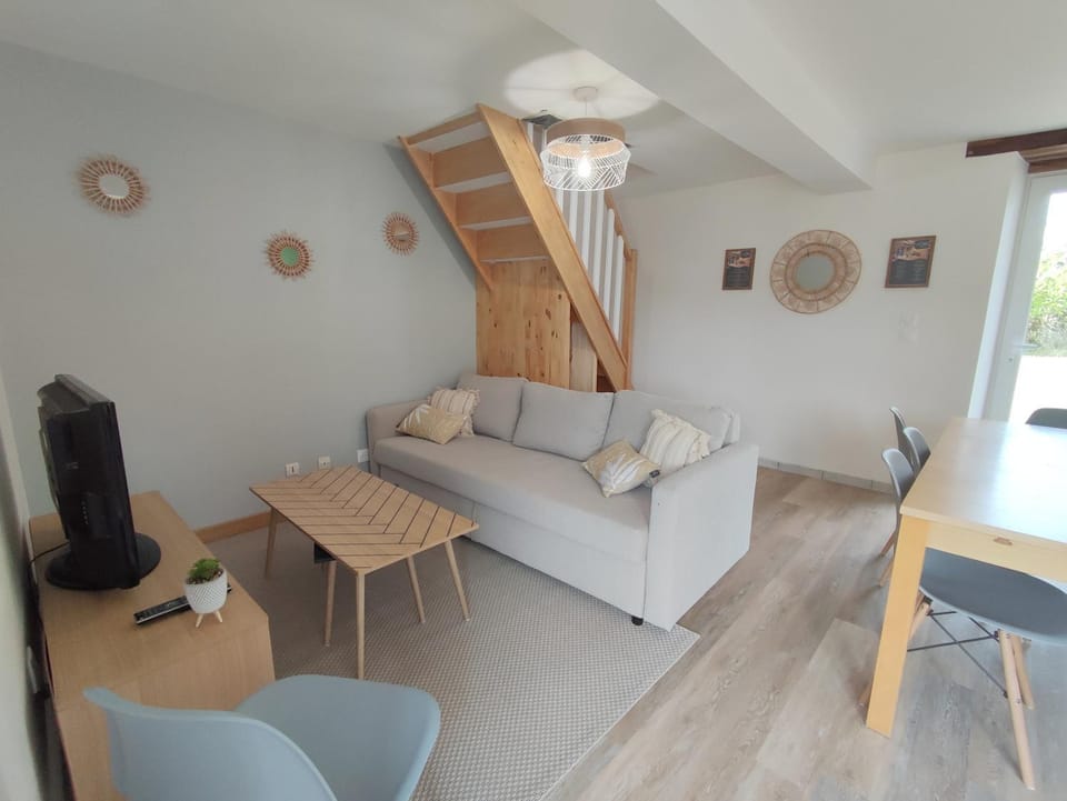 Bed, Living room, Seating area