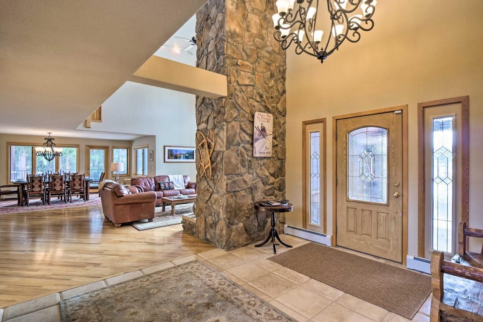 Grand Fraser Escape with Private Deck and Hot Tub House in Fraser