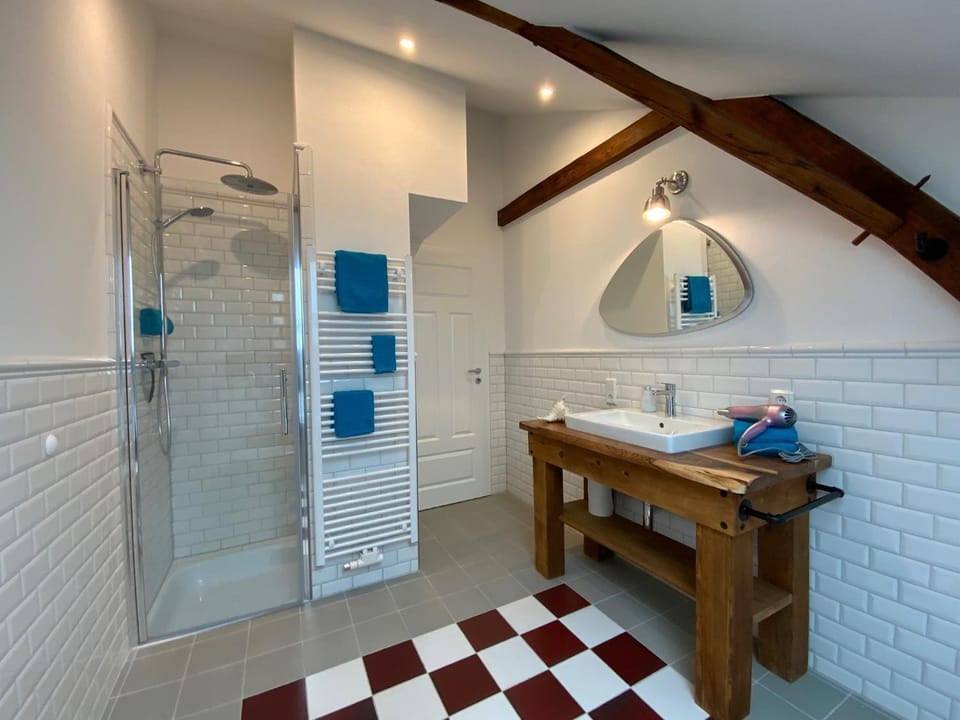 Shower, Bathroom, towels