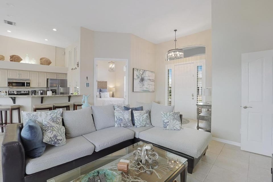 Spectacular waterfront home with pool, spa and dock House in Marco Island