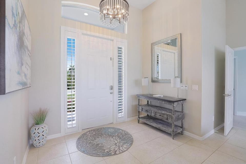 Spectacular waterfront home with pool, spa and dock House in Marco Island