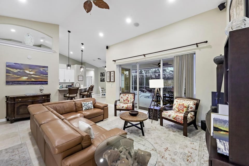 Home with pool, outdoor TV and walk to Tigertail Beach House in Marco Island