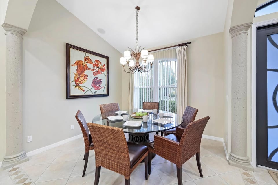 Home with pool, outdoor TV and walk to Tigertail Beach House in Marco Island